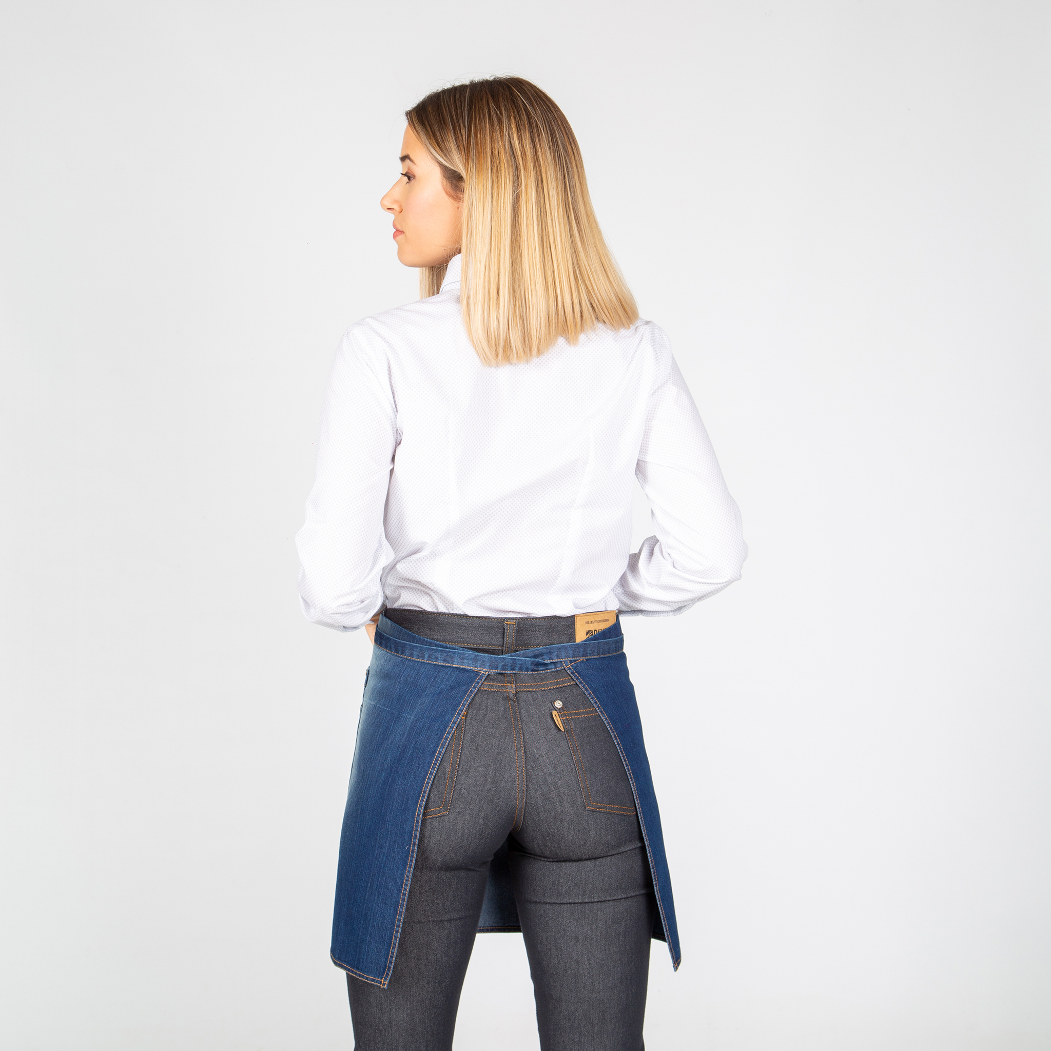 grembiule-corto-lavato-denim-indaco-tasche-scoloriti-40x69-cm-redline-2.jpg